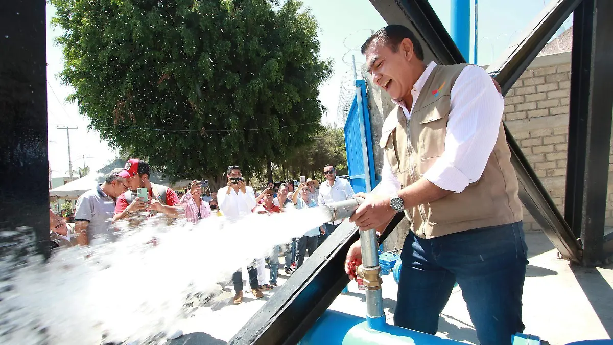 Abasto de agua en Ojo de Agua